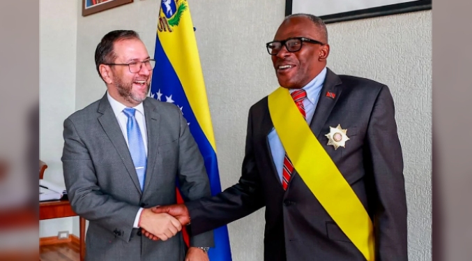 Condecoran a embajador trinitario Edmud Dillon al culminar su misión diplomática en el país