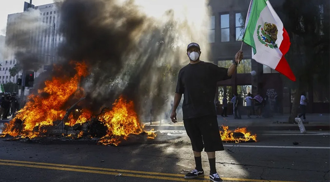 Sheinbaum admite que la bandera de México en las protestas de EEUU puede ser una «provocación”