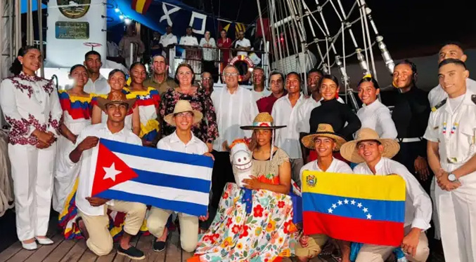 Buque Escuela Simón Bolívar está en el muelle Cienfuegos
