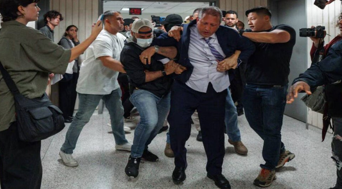 El contralor de Nueva York es detenido por agentes de inmigración