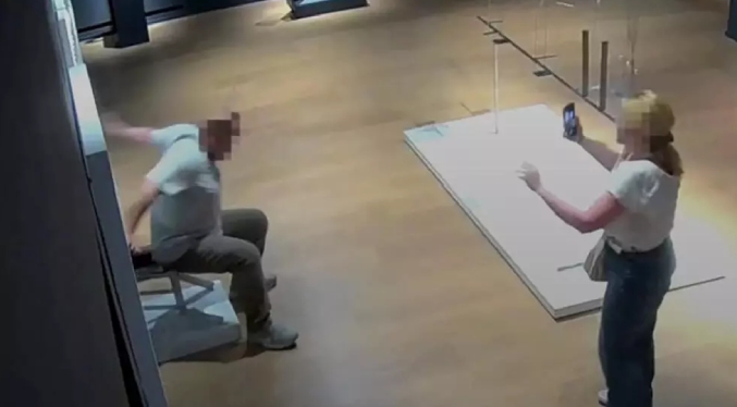 El Museo de Verona demanda al hombre que se sentó en una silla recubierta de cristales y la rompió