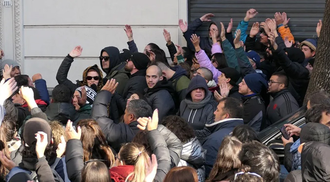 Manifestantes atacan a los canales de TV del Grupo Clarín tras el fallo contra Fernández
