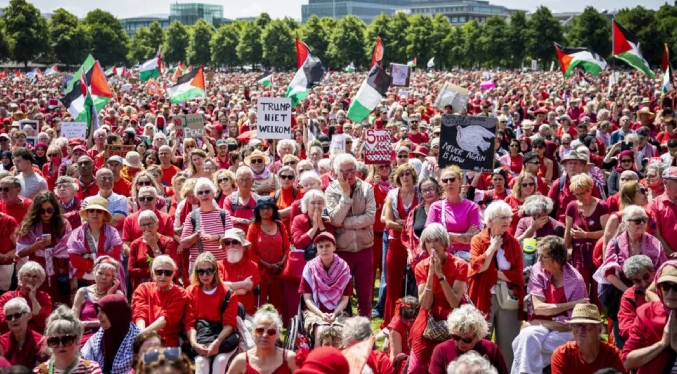 Una marea roja en La Haya para pedir al gobierno neerlandés luchar contra «genocidio» en Gaza