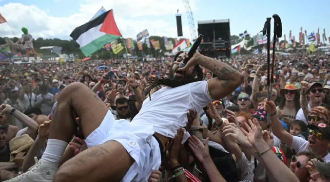 El gobierno británico condena declaraciones de dúo de rap contra Israel durante un festival