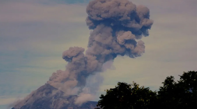 El volcán más activo de Guatemala registra una nueva erupción