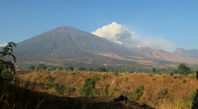 Hallan muerta una brasileña que cayó por un barranco de un volcán de Indonesia