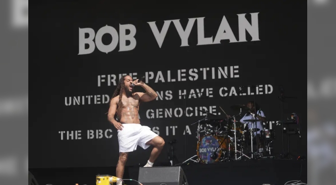 El dúo de rap-punk Bob Vylan dice ser blanco por hablar sobre Gaza en Glastonbury