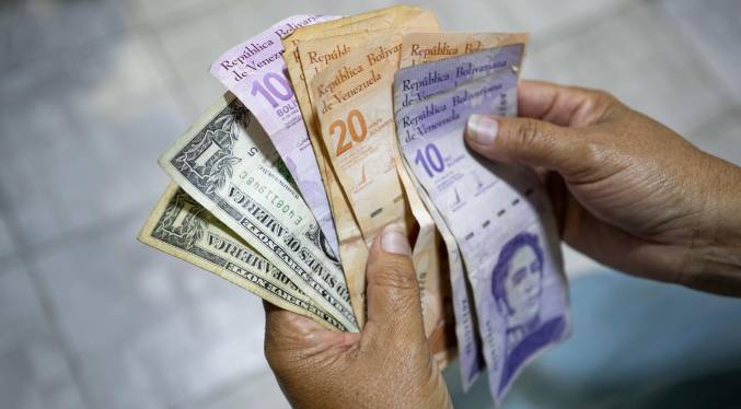 El bolívar cae en julio un 13 % frente al dólar en el mercado oficial de divisas, según el BCV