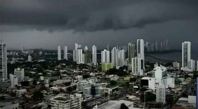 Onda tropical N° 18 está ubica sobre el centro del país