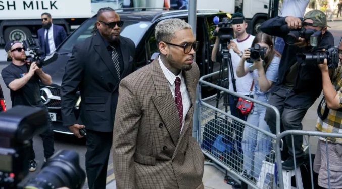 Chris Brown se declara inocente de dos cargos más por agresión en Londres