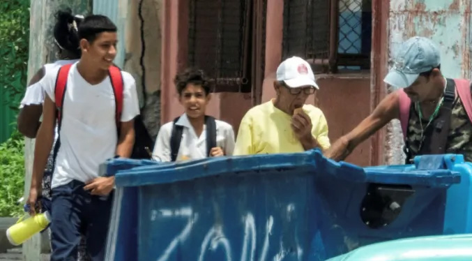 Presidente de Cuba corrige a ministra que niega existencia de «mendigos» en la isla