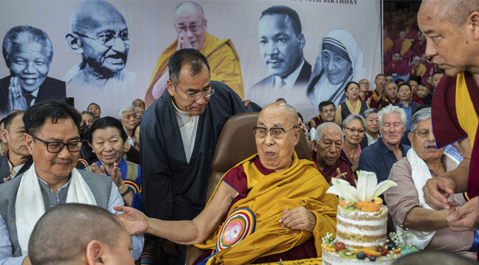 China advierte a India que no permitirá interferencias en sucesión de Dalái lama