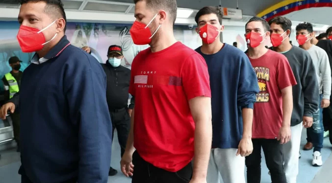 Más de 200 migrantes venezolanos retornaron en un vuelo procedente de Honduras