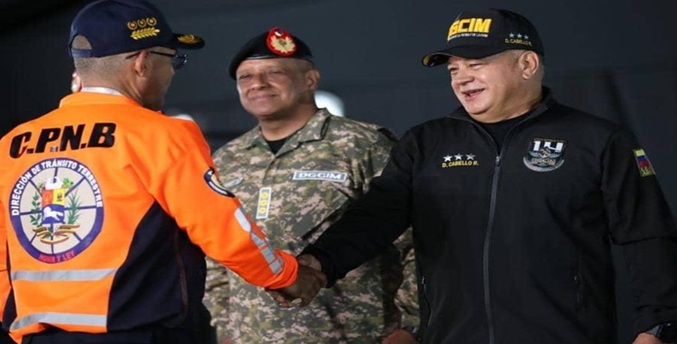 Diosdado Cabello entrega a instituciones y al Esequibo vehículos incautados