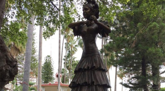 Piden retirar una estatua de Florinda Meza en su pueblo natal