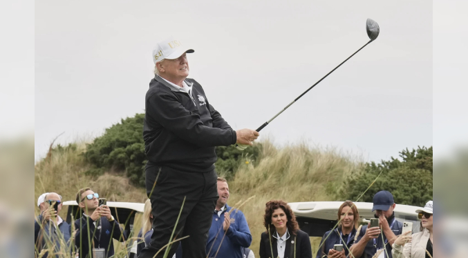 Trump inaugura nuevo campo de golf para cerrar viaje a Escocia