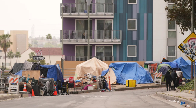 Trump firma una orden para eliminar de las calles a las personas sin hogar