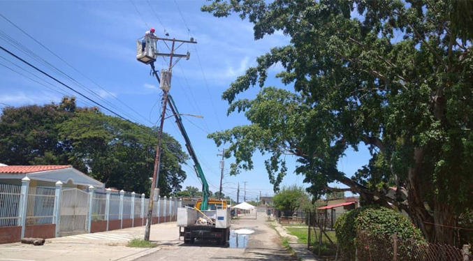 CORPOELEC recupera estructuras eléctricas afectadas por lluvias en Lagunillas