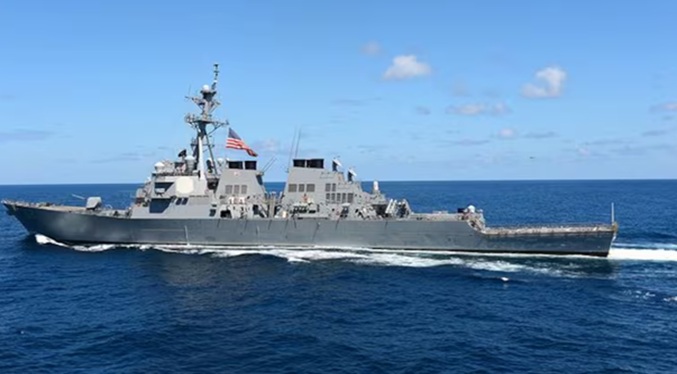 Helicóptero de la Armada iraní se enfrenta a un destructor de EEUU en el mar de Omán