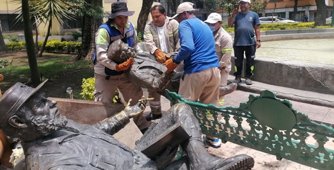 Retiran unas estatuas de Fidel Castro y el Che Guevara en la Ciudad de México