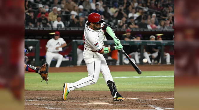 Eugenio Suárez define en extrainnings el triunfo de Arizona