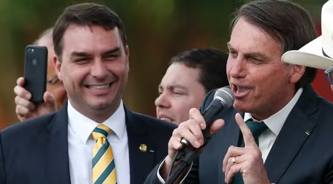 Flávio Bolsonaro acusa al fiscal general de sufrir «confusión mental por «altas dosis de Diazepam»