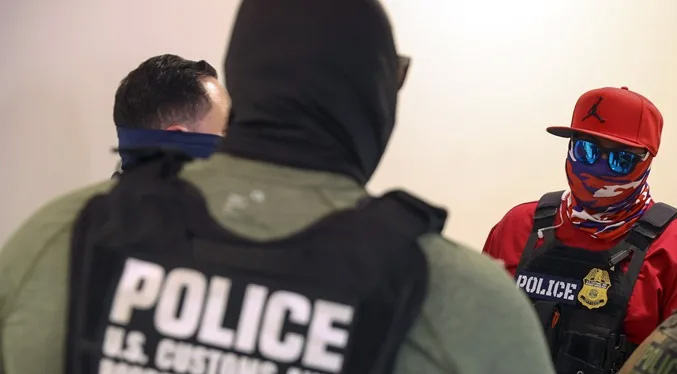 Los fiscales de 20 estados de EEUU se unen para prohibir a los agentes del ICE enmascarados