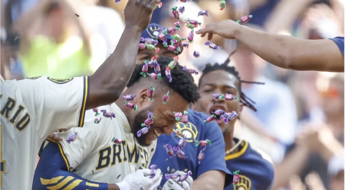 Chourio impulsa carrera del triunfo en la 10ma y Cerveceros barren a Dodgers
