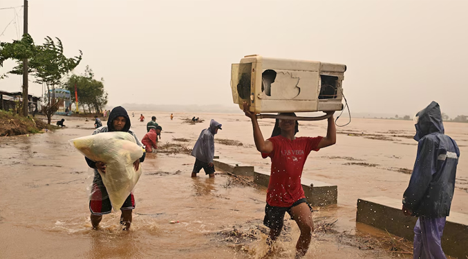 Dos nuevos ciclones traen fuertes lluvias a Filipinas tras 12 muertos y miles de evacuados