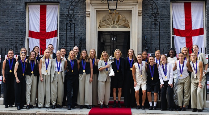 La selección inglesa es recibida en Downing Street tras regresar como campeona de Europa