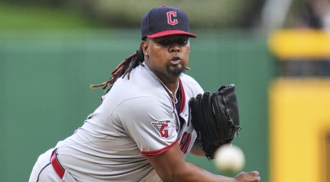 Guardianes colocan al dominicano Ortiz en licencia administrativa por investigación de MLB