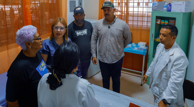 Gobernador Caldera acompaña a la entrega de consultorio rehabilitado en Puerto Escondido