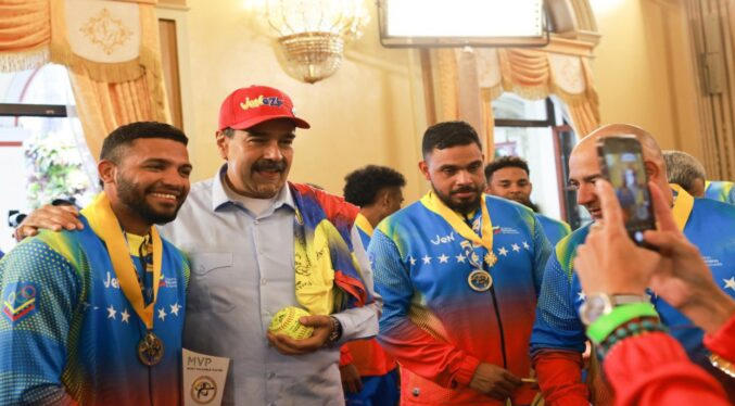 Maduro recibe a los campeones mundiales de softbol en Miraflores