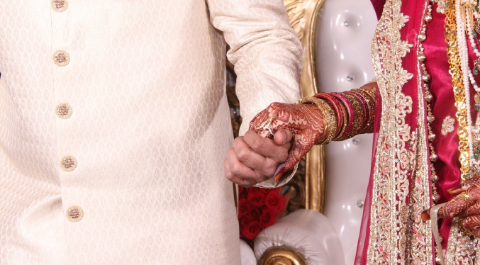 Revuelo en India por el casamiento de dos hermanos con la misma mujer