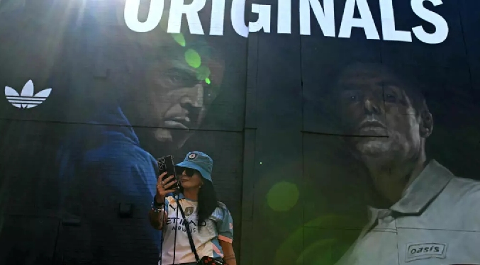 Mánchester recibe como héroes a sus hijos pródigos de Oasis