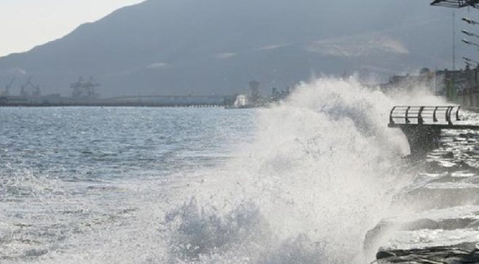 Perú cierra 65 puertos por alerta de tsunami y espera olas de más de dos metros