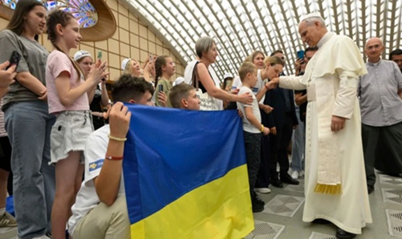 El Papa León XIV habla sobre la guerra con 300 niños de Ucrania