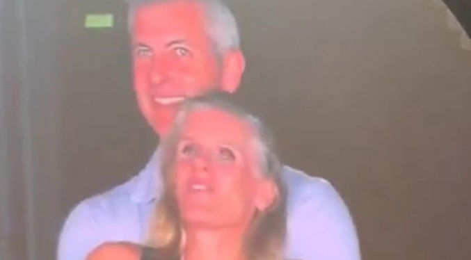 Video de pareja del concierto de Coldplay acumula millones de reproducciones