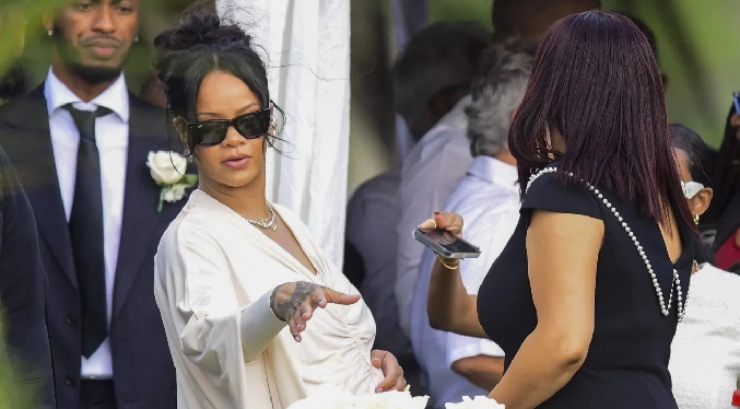 Rihanna asiste al entierro de su padre en Barbados
