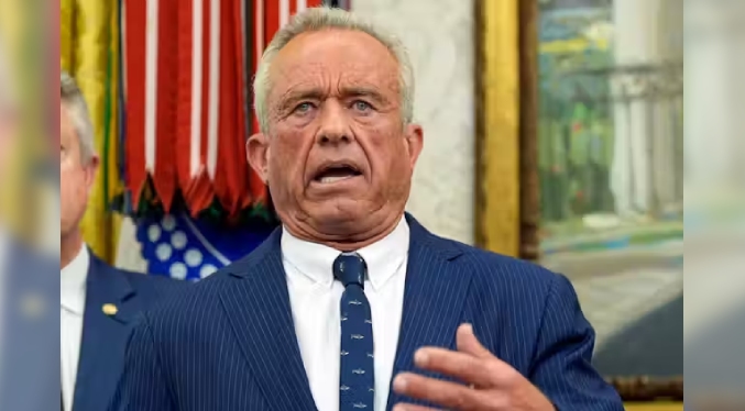 Kennedy Jr. enfrenta una demanda por eliminar la recomendación de vacunarse contra el coronavirus