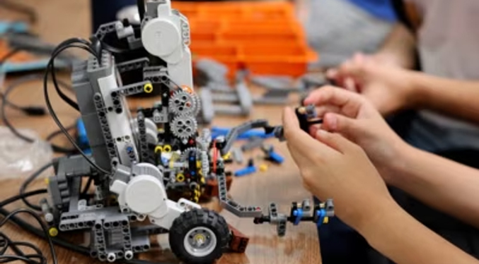 Adolescentes venezolanos ganaron un concurso de robótica durante cumbre sobre IA en Suiza