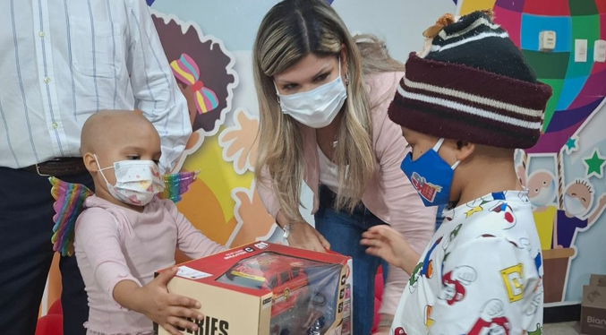 Primera dama de Zulia visita y entrega regalos a pacientes del Hospital de Especialidades Pediátricas