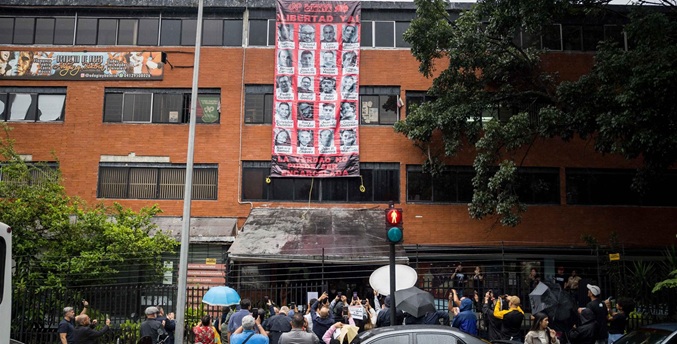 Gremios de la prensa denuncia vandalización de una pancarta con periodistas presos