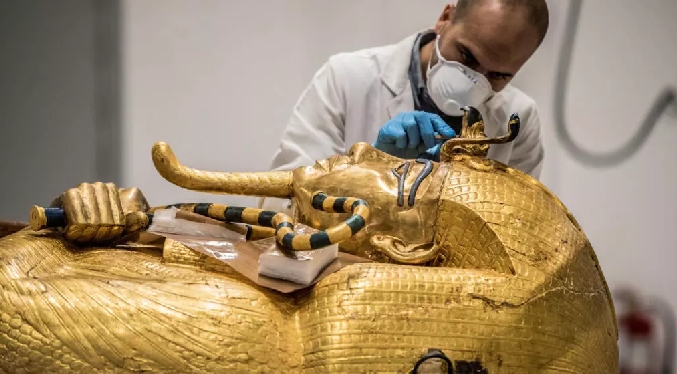 Curadores egipcios dan nuevo brillo a las joyas de Tutankamón