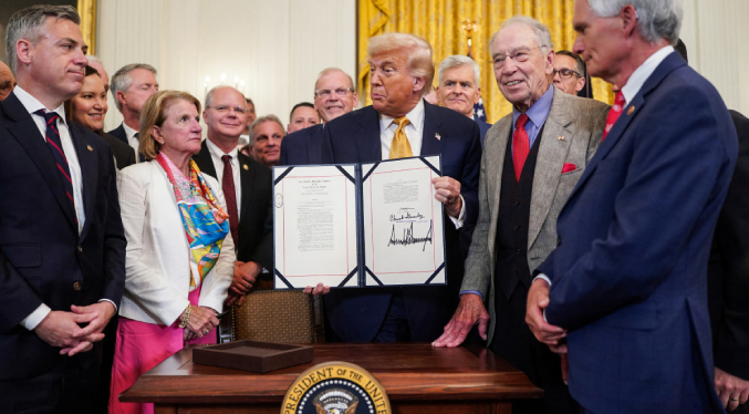 Trump firma Ley Antifentanilo e insiste que cárteles controlan México