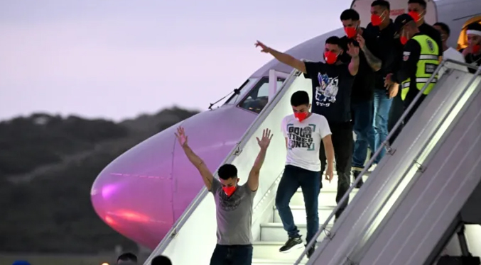 Llegan a Venezuela migrantes liberados de megacárcel salvadoreña tras canje con EEUU