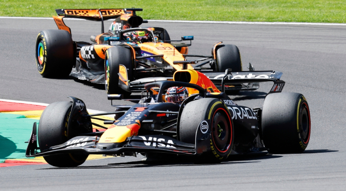 Max Verstappen reina en Las Vegas y aprieta tras la descalificación de los McLaren