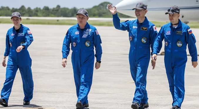 Astronautas de Crew-11 llegan al Centro Espacial Kennedy de la NASA