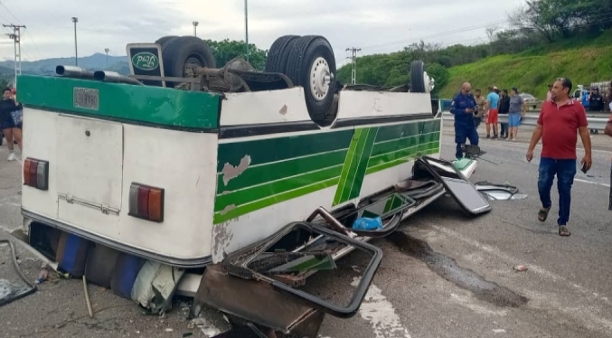 Lesionados 22 pasajeros tras vuelco de transporte público