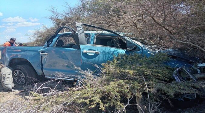 Dos mujeres mueren tras volcarse una camioneta en Falcón